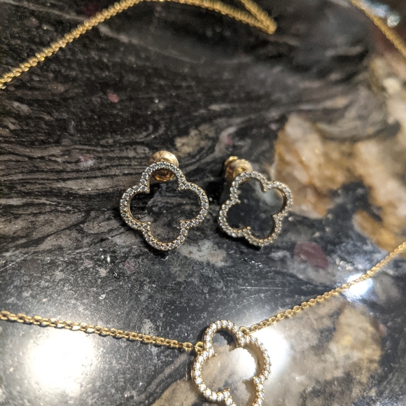 Clover cubic zirconia earrings! - Picture 3 of 7